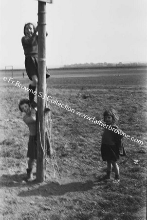 CHILDREN ON SANDS